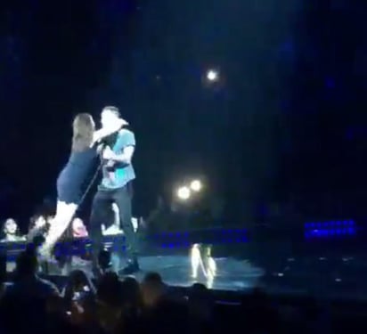 Una fanática sorprendió a Adam Levine en el escenario. (Instagram)