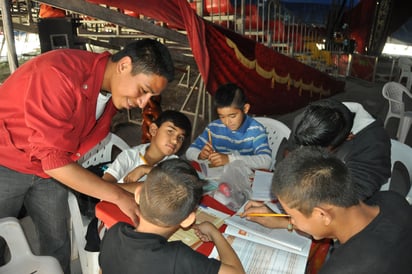 Diferentes. Los hijos de cirqueros no abandonan sus estudios, pues convierten su centro de trabajo en una aula diferente a las demás. (EL SIGLO DE TORREÓN)