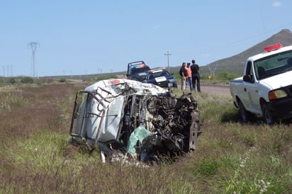 Colisión. Destrozada terminó la camioneta tipo Van luego de impactarse con el tractocamión y terminar volcada.