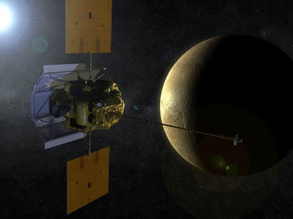 Messenger, que fue lanzada en 2004 y entró en órbita en 2011, impactará contra la superficie de Mercurio más alejada de la Tierra a más de 3.91 kilómetros por segundo y creará un nuevo cráter en el planeta más pequeño del Sistema Solar. (ARCHIVO)