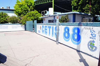 Peleas. Alumnos del Cetis 88 realizaron una exhibición de peleas de box en la institución.