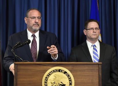 Reunión.  El agente del FBI, Richard T. Thornton (d) junto con el fiscal de Minesota, Andrew Luger (i) en rueda de prensa.