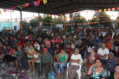 Presentación. Los habitantes del ejido Luchana, presenciaron varios cuadros dancísticos. (MARY VÁZQUEZ)