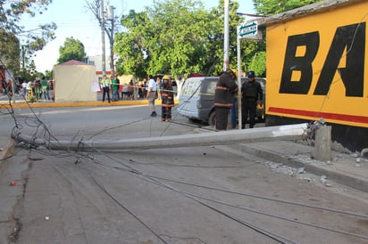 Descuido. Uno de los postes derribados obstruyó la calle entera, generando caos entre los vecinos.