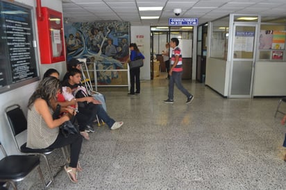 Saturación. Todos los días el Hospital General luce repleto en todas las áreas médicas. (EL SIGLO DE TORREÓN)