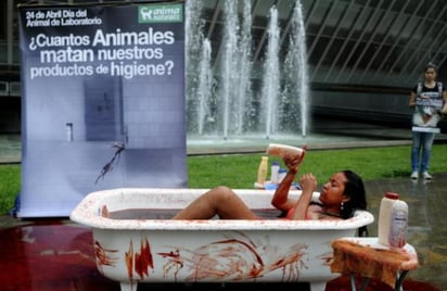 Más de 300 millones de animales de distintas especies sufren daños a su integridad en experimentos de laboratorio para realizar pruebas científicas o probar efectos de productos cada año. (ARCHIVO)