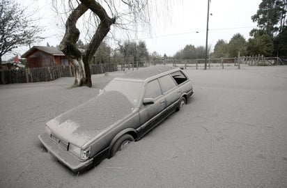 Tras la segunda erupción del volcán Calbuco, habitantes de la Región Los Lagos trabajan en la limpieza de hogares y carreteras. (EFE)