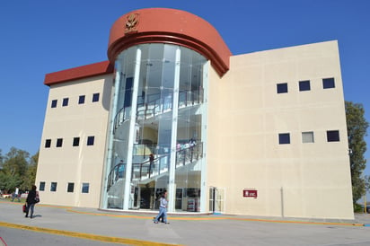 Preparación. Los estudiantes acudieron a diversas conferencias magistrales en la universidad. (EL SIGLO DE TORREÓN)