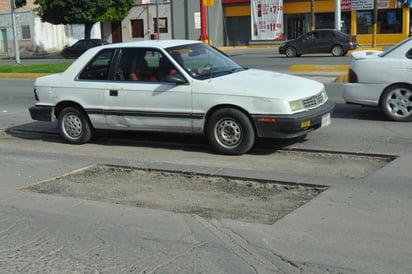 A medias. Los trabajos inconclusos de bacheo se encuentran al poniente del bulevar Independencia. (GUADALUPE MIRANDA)