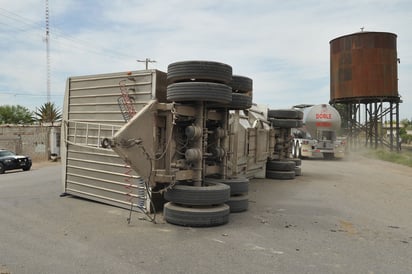 Volcadura. Caja de tráiler termina volcada, el conductor trató de ganarle el paso al tren.