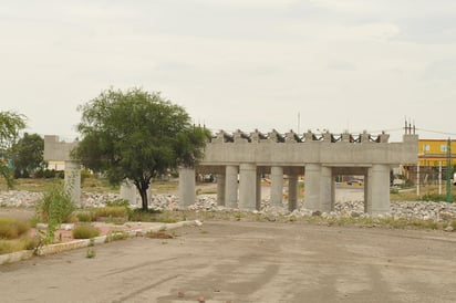 Abandonada. No se ha cumplido la promesa de que en abril se reanudaría la construcción del puente Lázaro Cárdenas-Falcón. (EL SIGLO DE TORREÓN)