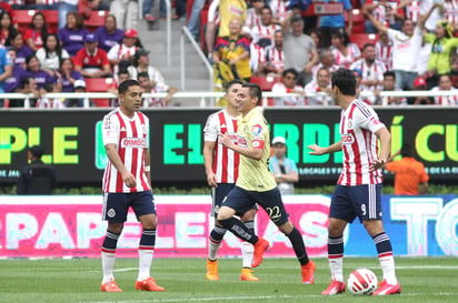 El defensa americanista Paul Aguilar festeja su anotación ante Chivas del Guadalajara, en el estadio Omnilife. (EFE)