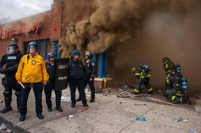 Al menos 27 residentes de la ciudad fueron arrestados a raíz de choques con la policía, saqueos e incendios luego de los funerales del joven afroamericano Freddy Gray. (EFE)