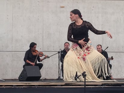 Entre aplausos. La bailaora lagunera Marien Luévanos se presentó ayer en el Bosque Urbano.