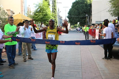 El keniano Nixon Kiplagat Cherotich, con tiempo de 35 minutos y 59 segundos, fue el primer atleta en cruzar la línea de meta y se consagró en nuevo campeón de la prueba atlética del SNTE. (Fotografía Jesús Galindo López)