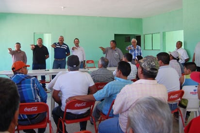 Protesta. Ayer la asamblea eligió a la mesa directiva que administrará el centro de acopio de melón y sandía. (MARY VÁZQUEZ)