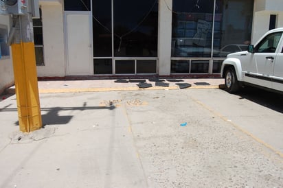 Estacionamiento. Al lado de la alcaldía está el estacionamiento de donde se llevaron la camioneta. (EL SIGLO DE TORREÓN)