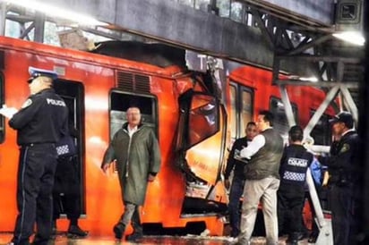 Salvador Sánchez, de 40 años de edad, cayó en las vías de la estación Terminal Aérea cuando se desacopló el convoy accidentado que era remolcado hacia los talleres en la estación Zaragoza, lo que provocó un enfrenón y que cayera el hombre. (Twitter)
