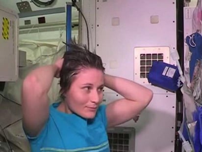 La astronauta italiana Samantha Cristoforetti reveló este misterio al compartir un video donde enseña cómo es la hora del baño. (YOUTUBE)