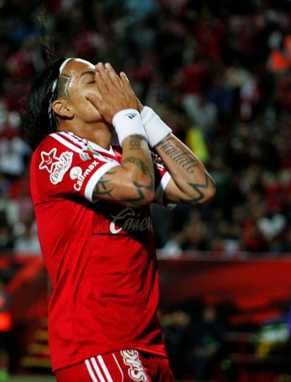 El jugador de Xolos, Dayro Moreno, se lamenta tras fallar. (Notimex)