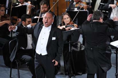 'Quiero agradecerles por estar está noche aquí, yo vine a dejarles mi corazón y espero aquí se quede”.
- JAVIER CAMARENA, Tenor mexicano