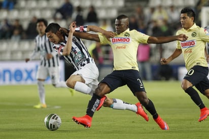 Darwin Quintero (3) disputando el balón con el juvenil tuzo Hirving Lozano en el juego de ida de los cuartos de final donde el Pachuca logró vencer al América 3-2. (EFE)