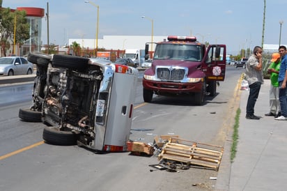 Caos. Debido a la volcadura, se cerró por una hora el paso del Periférico hacia Gómez Palacio.