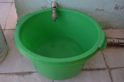 Desabasto. Durante la madrugada, los vecinos recolectan el agua para poder subsistir. (EL SIGLO DE TORREÓN)