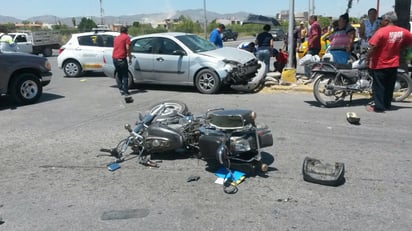 Grave. El motociclista recibió un golpe al chocar con el parabrisas al momento de ser impactado por el Focus.