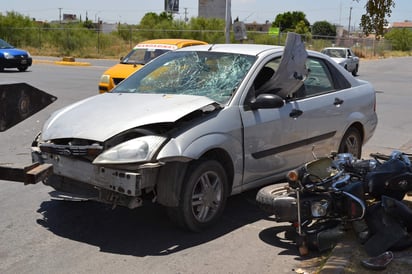 Daños. En estas condiciones quedó el Ford Focus, en cuyo parabrisas se impactó el motociclista.