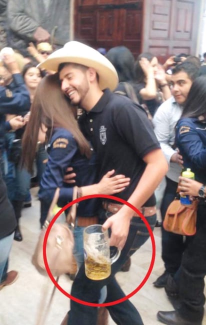 Con cervezas y otras bebidas alcohólicas en la mano, los estudiantes que celebraban el fin de su formación en leyes, hacían algarabía, mientras que al son de 'El Sinaloense' los diputados interactuaban en la sesión ordinaria que se atendía en la Sala de Plenos. 
