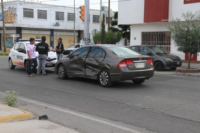 Los conductores de ambas unidades alegaron contar con luz verde en el semáforo al momento del percance, por lo que fueron trasladados ante el Juez Calificador quien determinara su situación legal.    