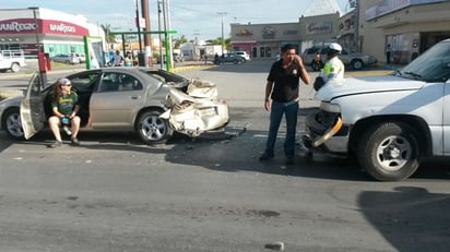 Impacto. En la gráfica se aprecian los daños del Stratus, tras ser golpeado por la camioneta.