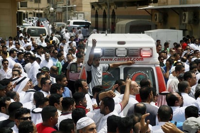 El suicida detonó el cinturón de explosivos que llevaba escondido bajo la ropa en la mezquita de Bin Imam Ali Abi Talib coincidiendo con la oración del mediodía. (EFE)