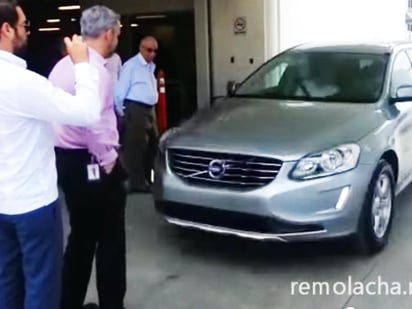 El coche terminó por llevarse a dos miembros del staff de pruebas. (YOUTUBE)