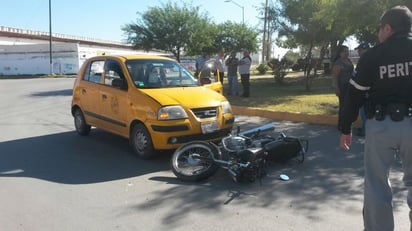 Se lo 'lleva'. Taxista no pudo evitar arrollar a un motociclista.