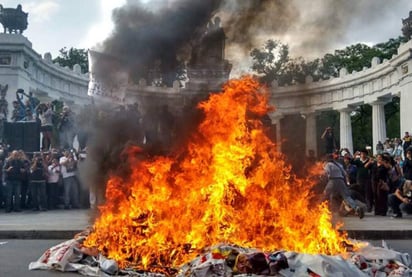 La trifulca inició a las 18:15 horas tras haber concluido un mitin en el marco del octavo mes de la desaparición de 43 normalistas de Ayotzinapa. (El Universal)
