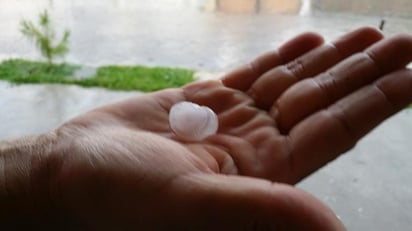 Esta tarde se hizo pesente la espectacular, pero atemorizadora granizada por el tamaño del hielo. (El Siglo de Torreón)