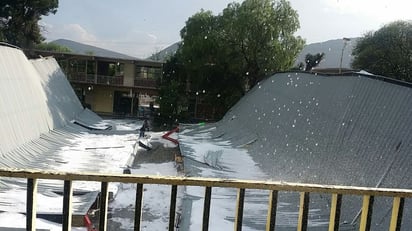 Daños. La estructura de lámina se vino abajo debido a los fuertes vientos, la lluvia y el granizo.