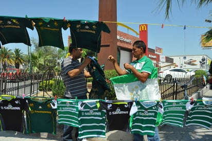 Santosmanía. Las ventas de Francisco comienzan a repuntar ahora que el Santos llegó a la final. (GUADALUPE MIRANDA)