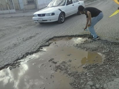 Baches. Los jóvenes hicieron el conteo, aunque no abarcaron todas las calles. (EL SIGLO DE TORREÓN)