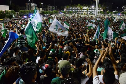 Ante el contundente triunfo de Santos, la gente de la Comarca Lagunera se volcó a festejar en las principales vialidades y puntos de reunión. (FERNANDO COMPEÁN)