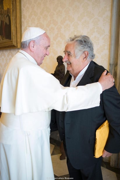 Alegre visita. El expresidente uruguayo, José Mujica visitó ayer al Papa Francisco en el Vaticano. 