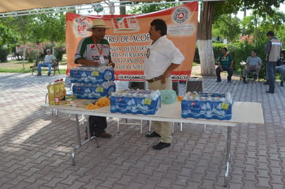 Colaboración. Ciudadanos han aportado agua embotellada. (ANGÉLICA SANDOVAL)