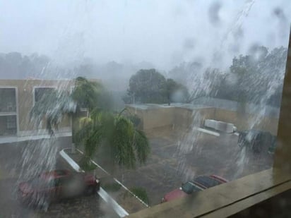 En Piedras Negras actualmente se registra un fuerte tormenta y las autoridades han emitido las recomendaciones de evitar cruzar por vados. (El Siglo de Torreón)
