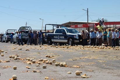 Protesta. A manera de presión para que las autoridades intervinieran, los productores tiraron el melón en la carretera. (MARY VÁZQUEZ)