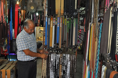 Complicado. Las ventas de don Crispín se desplomaron desde que fue reubicado en el paseo comercial de la Valdez Carrillo. (GUADALUPE MIRANDA)