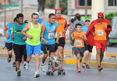 Como es costumbre, para el tercer domingo de junio se espera que los atletas corran al lado de sus hijos en el trayecto de 5 ó 10 K. (Archivo)