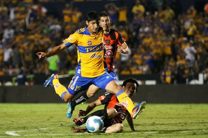 Alan Pulido (centro) juega en el Levadiakos FC de la Super Liga de Grecia, tras mantener una disputa con los Tigres por su carta. Chivas compra carta de Pulido