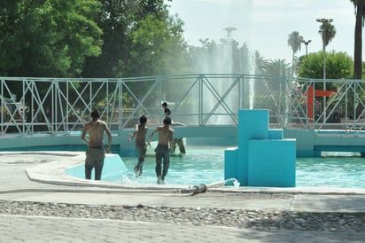 Se refrescan. Chicos y grandes disfrutan de la fuente que entró en operación hace 15 días en la Alameda Zaragoza. (EL SIGLO DE TORREÓN)